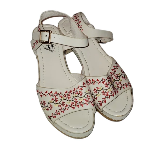 Banned Dancing Days Retro White Wooden Embroidered Heels - Picture 4 of 8